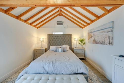 大沼泽地市Everglades Rental Trailer Cabin with Boat Slip!的一间卧室设有一张大床和木制天花板。