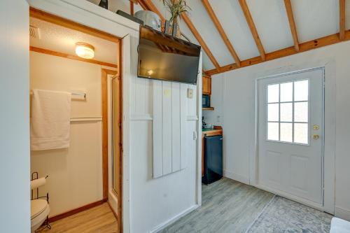 大沼泽地市Everglades Rental Trailer Cabin with Boat Slip!的浴室设有白色门和窗户。