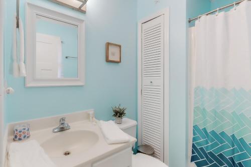 斩魔山Offshore Oasis KDH101的一间带水槽、卫生间和镜子的浴室