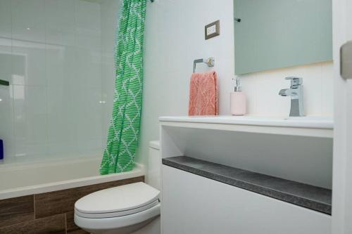 危地马拉Las Orquideas Zona 10的白色的浴室设有卫生间和水槽。