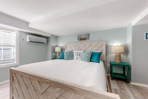 南帕诸岛Lazy Seagull Beach House的一间卧室配有一张带蓝色枕头的大床