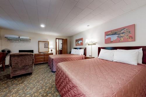 林肯Riverbank Connecting Motel Rooms 4 & 6的酒店客房,配有两张床和椅子