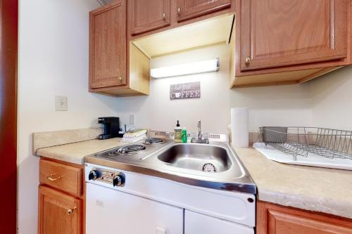 林肯Riverbank Connecting Motel Rooms 4 & 6的厨房配有水槽和白色洗碗机