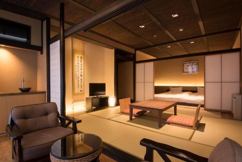 箱根松坂屋本店的客房设有带一张床和一张桌子的卧室