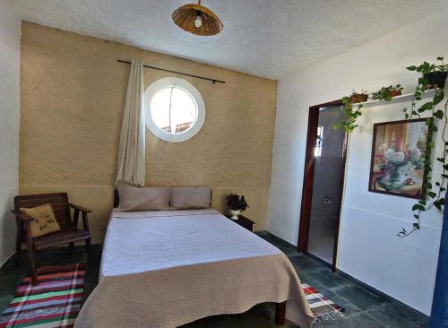 伊皮亚巴斯La Remonta Residence的一间卧室设有一张床和一个窗口