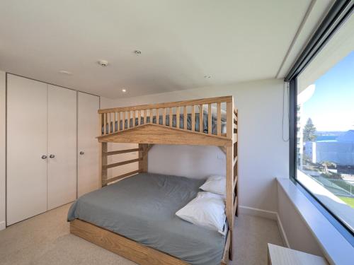 芒格努伊山Mount Eleven Fabulous Sea Views的一间小卧室,配有双层床和窗户