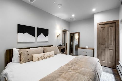 范尔Lion Square Lodge South 257的卧室配有一张白色的大床和一扇门