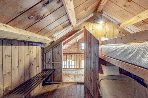 MontgomeryModern Log Chalet - Upper Level的小木屋内一间卧室配有一张双层床