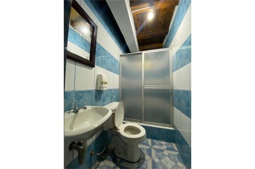 拉塔昆加Rumipaxi Lodge的一间带卫生间和水槽的浴室