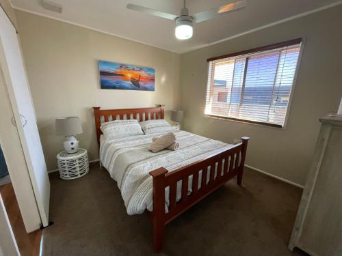 GriffinFisher River Front的一间卧室设有一张大床和一个窗户。