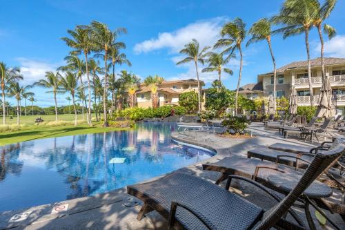 瓦克拉Fairway Villas Waikoloa by OUTRIGGER的一个带椅子和棕榈树的度假游泳池