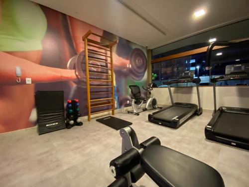 伊波茹卡Mana Beach Ohana 208的健身房设有两个跑步机和一个跑步机