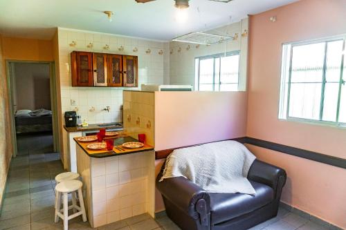 乌巴图巴Apartamentos Incríveis Primeira Quadra Mar WiFi的一间配有沙发和桌子的厨房