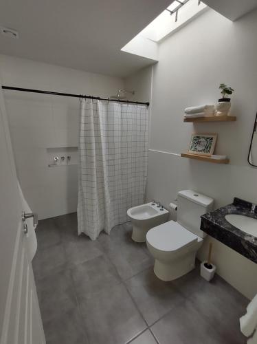 圣罗莎Los Deptos de Alvear的白色的浴室设有卫生间和水槽。