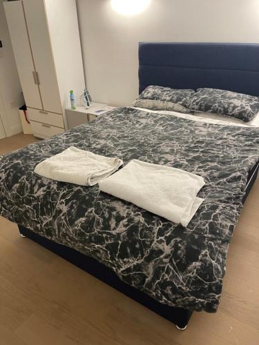 伦敦Lovely bright, modern 1-bed apartment的床上有两条白色毛巾