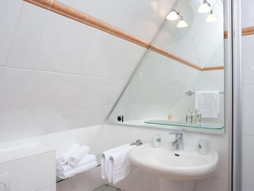 坎彭Spatzennest的白色的浴室设有水槽和镜子