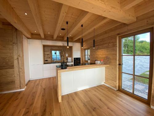GrainetBergChaletWeitblick的开放式厨房设有木制天花板和大窗户