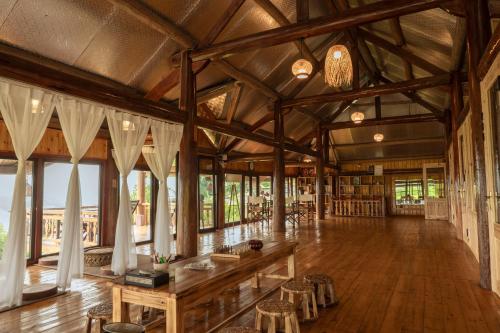 萨帕Moc Home Sapa的大型客房,设有木地板和木制天花板。