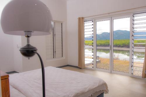 南迪Lake Side Villa的一间卧室设有一张床和一个大窗户