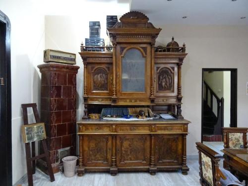 诺维萨德Mia Casa的房间的角落里有一个大型的木柜