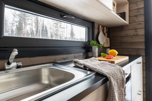 MeltosjärviArctic Circle Beach House的厨房设有水槽和窗户。