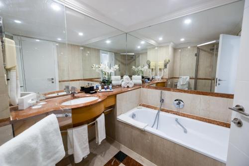 恩波其克大卫死海度假村&Spa酒店的一间带大浴缸和大镜子的浴室