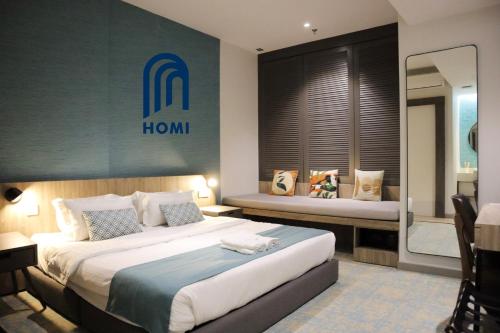 哥打京那巴鲁Homi Breeze 和逸微风的酒店客房设有两张床和窗户。