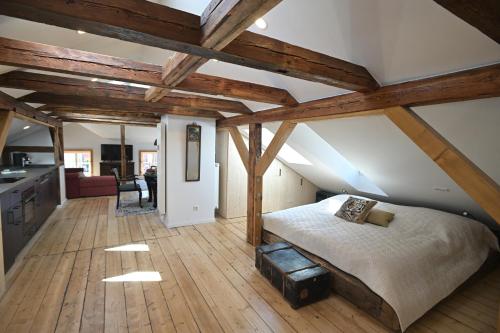 策勒Altstadtjuwel的一间带一张床的卧室,位于带木制天花板的房间内