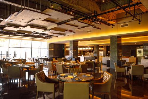 南京南京四方酒店，傲途格精选的一间在房间内配有桌椅的餐厅