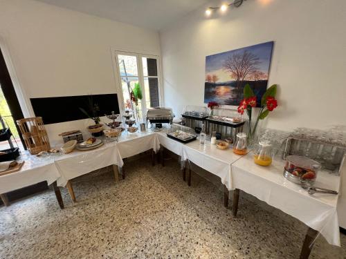 波尔图瓦伊塔酒店的用餐室配有白色桌子和食物