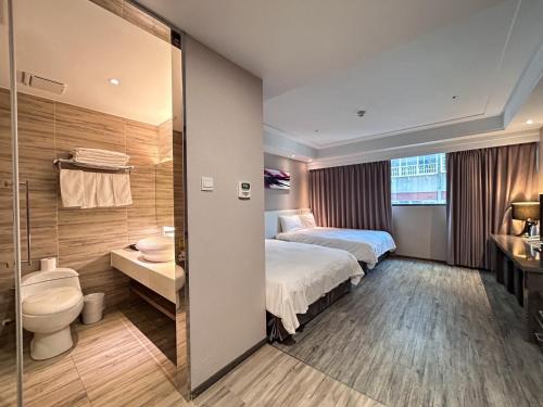 高雄好地方饭店六合馆的酒店客房设有床、卫生间和水槽