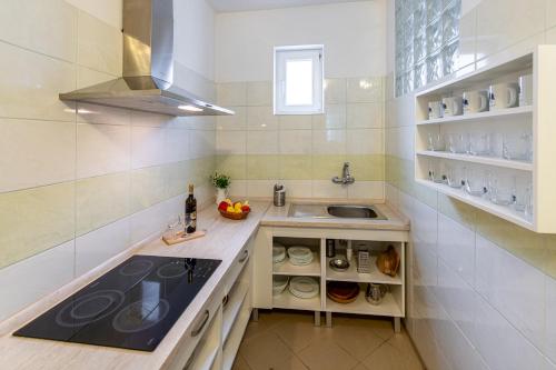 哈沃福卡Penzión Brest Habovka的厨房配有水槽和台面