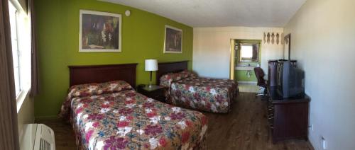 莫德斯托探索旅馆 的酒店客房设有两张床和一台平面电视。