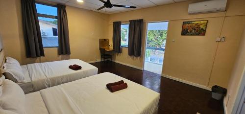 哥打京那巴鲁Starry night homestay的酒店客房设有两张床和窗户。
