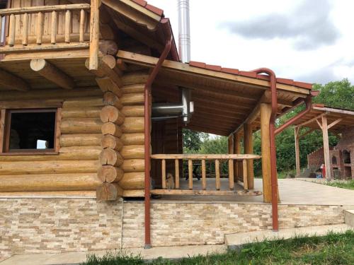 MoldoveneştiCasa din Deal的小木屋设有门廊和甲板
