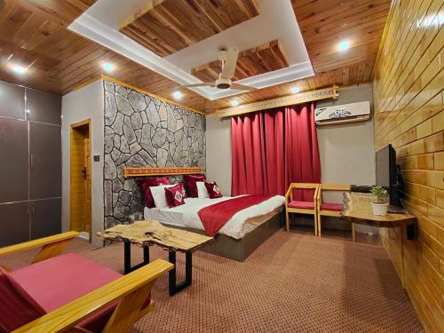 吉尔吉特Das-e-Basi的一间卧室配有床和红色窗帘