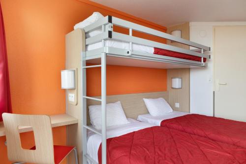 勒河畔的圣马丁Première Classe Châlons-en-Champagne的一间卧室配有两张双层床和一张红色的床。