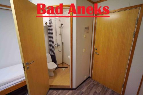 HattfjelldalHattfjelldal Hotell的浴室设有卫生间,门上设有糟糕的天使标志