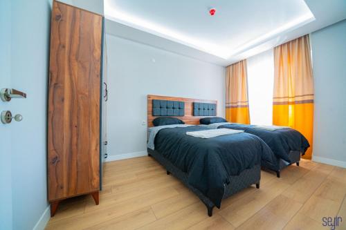 开塞利ELEGANCE PRESTİGE的一间卧室设有两张床和大镜子