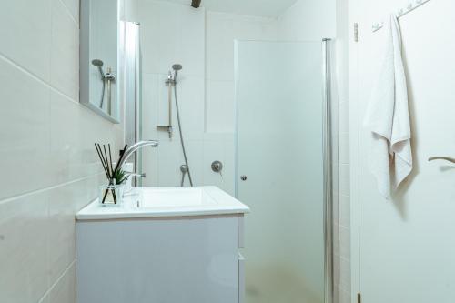 特拉维夫Jabitat- Jaffa Boutique TLV的白色的浴室设有水槽和淋浴。