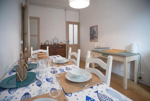 瓦伦纳Welcomely - Casa Margherita的用餐室,配有带盘子和玻璃杯的桌子