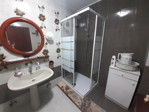 卡斯泰拉马莱AFFITTACAMERE LE SIGNORINE的带淋浴、盥洗盆和镜子的浴室