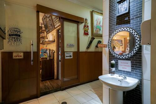 PondoklangUrbanview Hotel 58 Bintaro by RedDoorz的一间带水槽和镜子的浴室