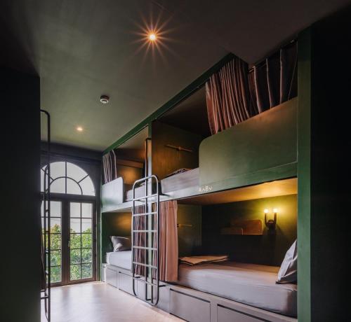 曼谷Cher Hostel Bangkok的带窗户的客房内的两张双层床