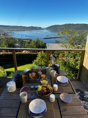 克尼斯纳De View的美景甲板上的野餐桌和食物