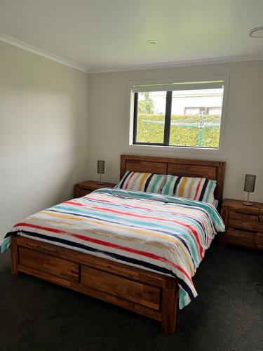玛塔玛塔MataMata的一间卧室设有一张大床和窗户