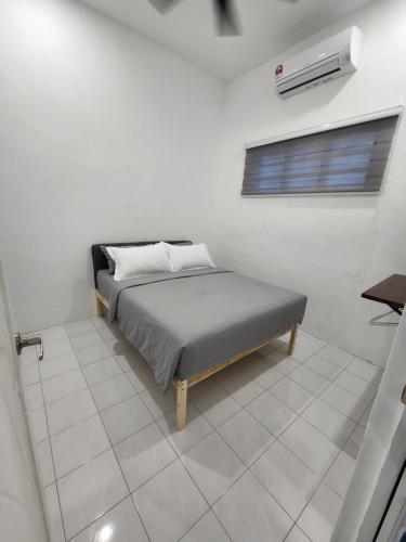 丰盛港4 bedroom homestay @ Mersing的白色客房的一张床位,设有窗户