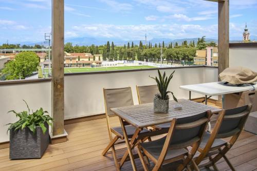 维罗纳Appartamento VITTORIA的市景阳台配有桌椅。