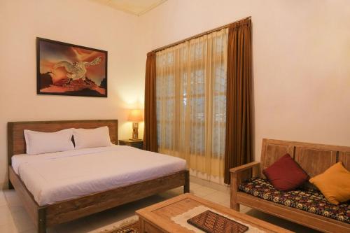 日惹RedDoorz at Griya Cemara Homestay Yogyakarta的一间卧室设有一张床和一个窗口