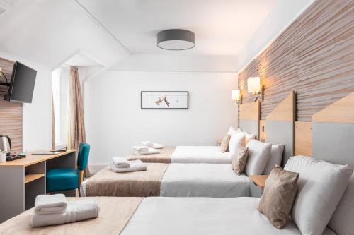 阿勒浦加里东尼亚订制酒店的酒店客房配有两张床和一张书桌